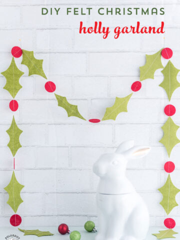 Christmas DIY Canvas banner with free pattern and templates. How to make a canvas banner- a cute Christmas sign that says "Peace on Earth" #Christmas #canvasbanner #DIY #ChristmasCrafts