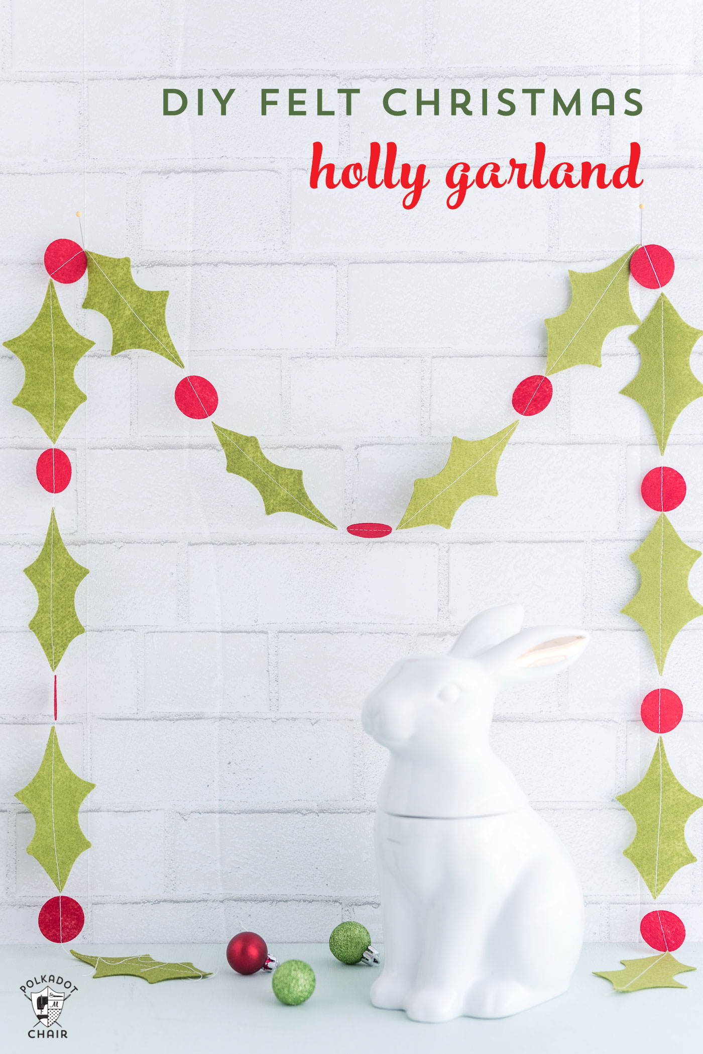 Christmas DIY Canvas banner with free pattern and templates. How to make a canvas banner- a cute Christmas sign that says "Peace on Earth" #Christmas #canvasbanner #DIY #ChristmasCrafts