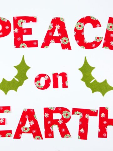 Christmas DIY Canvas banner with free pattern and templates. How to make a canvas banner- a cute Christmas sign that says "Peace on Earth" #Christmas #canvasbanner #DIY #ChristmasCrafts