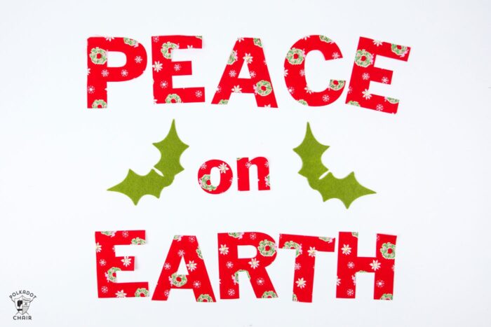 Christmas DIY Canvas banner with free pattern and templates. How to make a canvas banner- a cute Christmas sign that says "Peace on Earth" #Christmas #canvasbanner #DIY #ChristmasCrafts