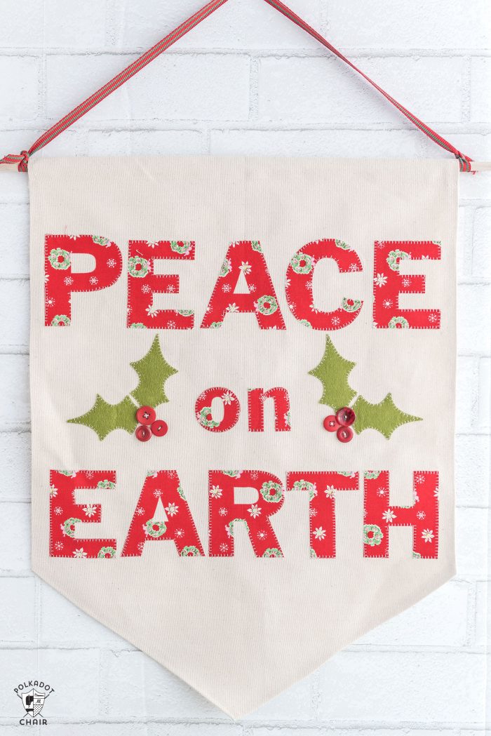 Christmas DIY Canvas banner with free pattern and templates. How to make a canvas banner- a cute Christmas sign that says "Peace on Earth" #Christmas #canvasbanner #DIY #ChristmasCrafts