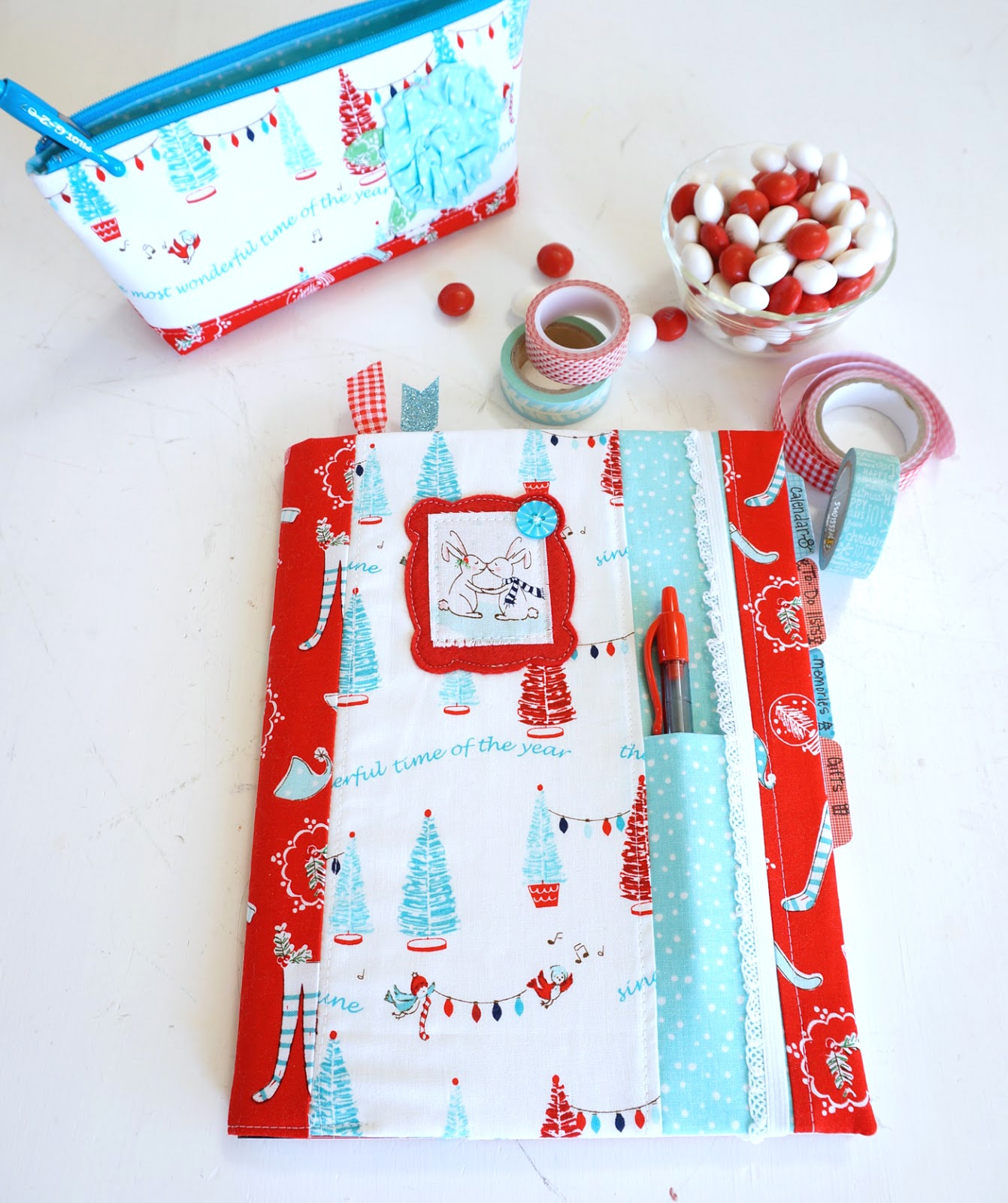 A free sewing tutorial for a Christmas Planner Cover - how to make a DIY Planner for Christmas - cute Christmas planners #Christmas #Planner #Planners #DIYPlanners #ChristmasPlanner #PlannerCover