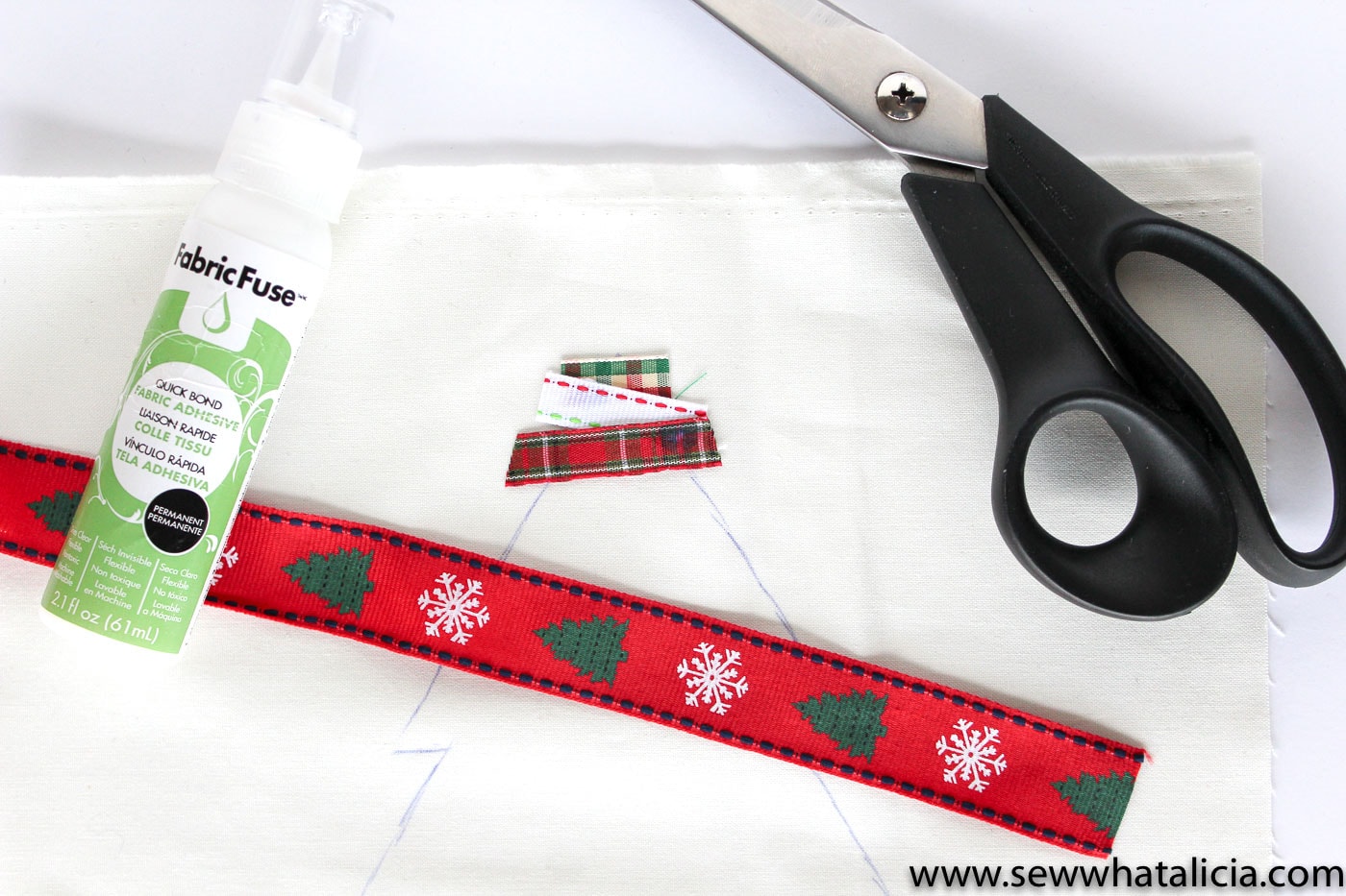 Free Reverse Applique Christmas Table Runner Pattern - such a cute and fun Christmas craft or sewing project #tablerunner #tablerunnerpattern #christmas #ChristmasDecor #ChristmasCraft #ChristmasProject