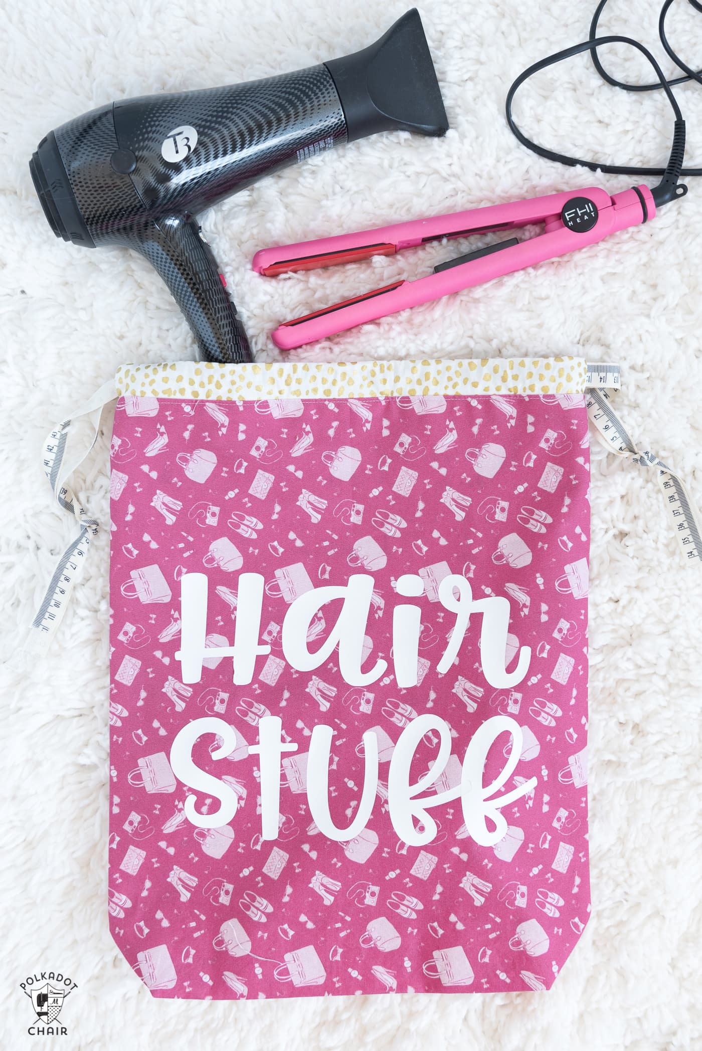 Free tutorial and Lined Drawstring Bag Sewing Pattern - how to sew a reversible drawstring bag and add cute sayings to the front! Includes free cricut cut file downloads #sewing #sewingpattern #drawstringbag #laundrybag #cricut #cricutmade #ad