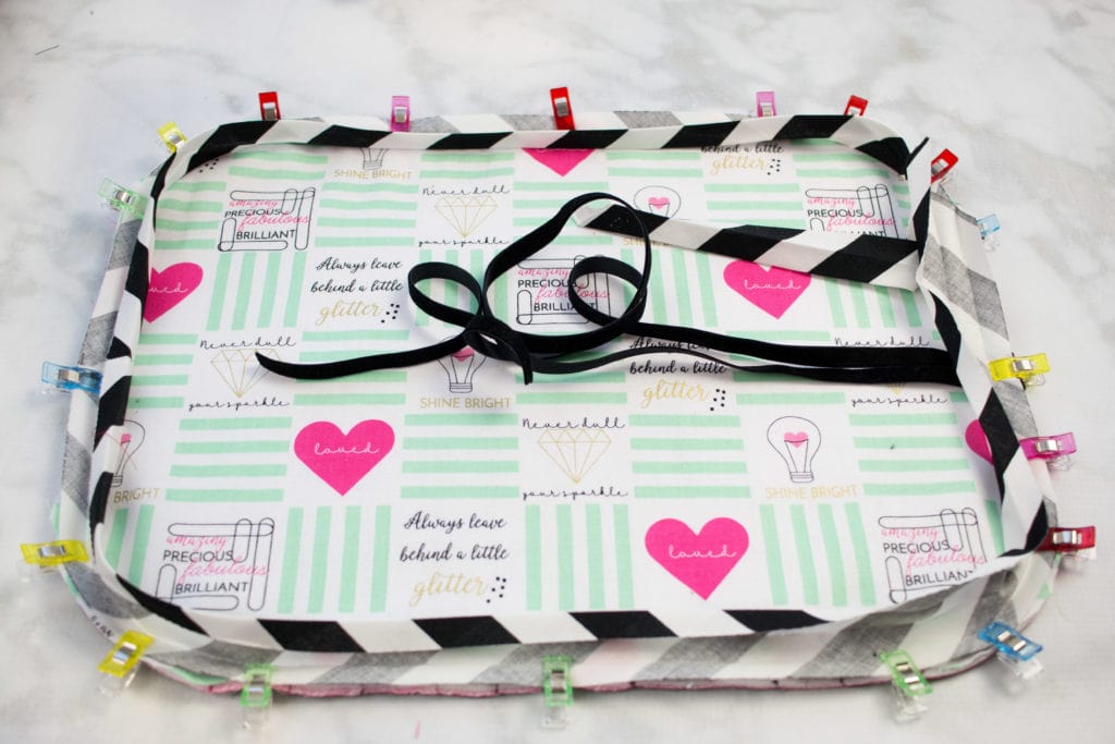 Free Make Up Brush Roll Sewing Tutorial by Sweet Red Poppy. Learn how to sew a make up brush roll case, could also be used for a jewelry roll. Great gift for travelers