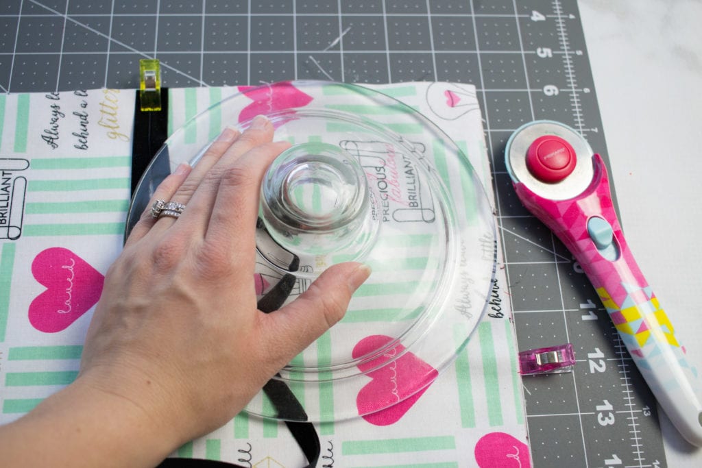 Free Make Up Brush Roll Sewing Tutorial by Sweet Red Poppy. Learn how to sew a make up brush roll case, could also be used for a jewelry roll. Great gift for travelers