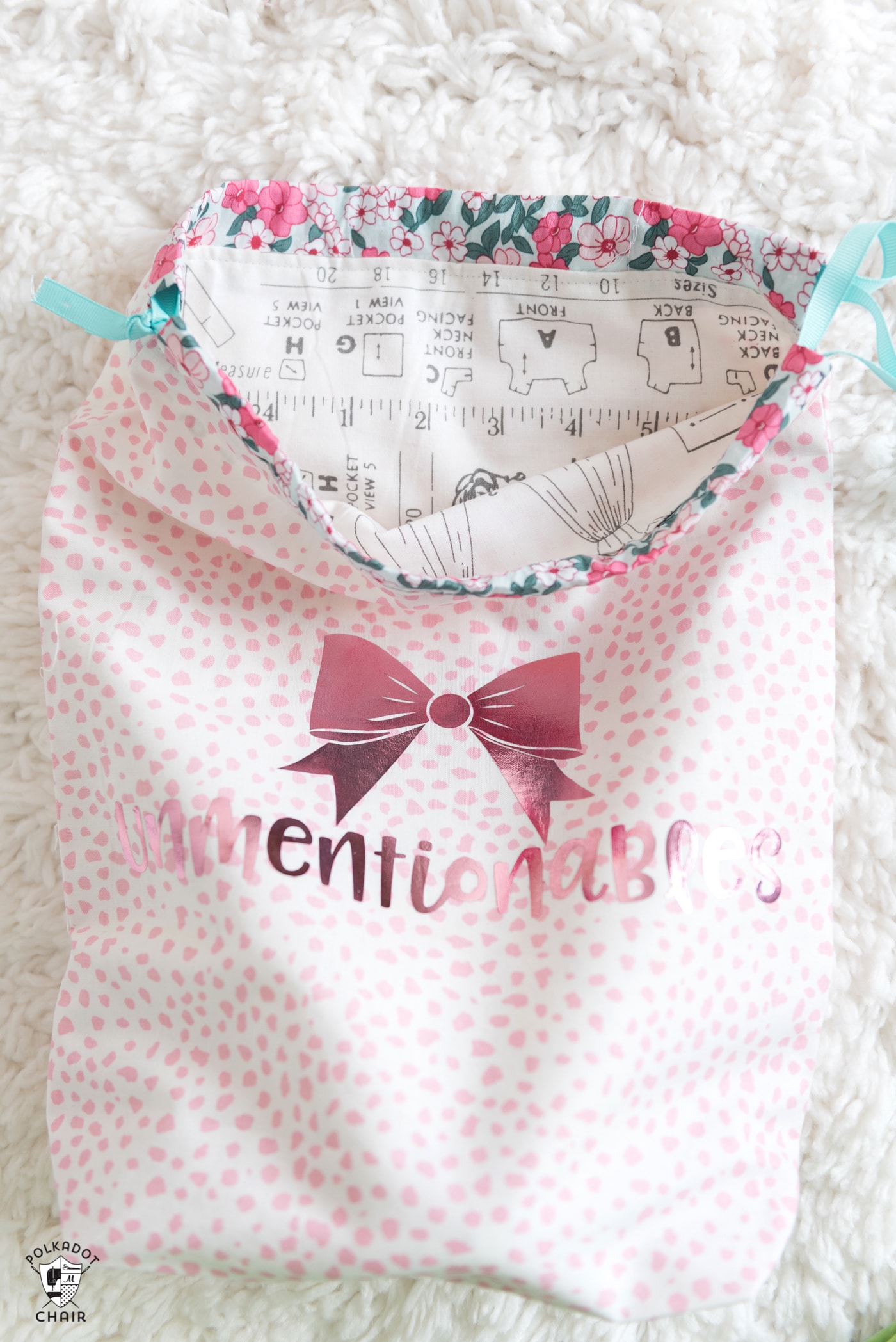 Free tutorial and Lined Drawstring Bag Sewing Pattern - how to sew a reversible drawstring bag and add cute sayings to the front! Includes free cricut cut file downloads #sewing #sewingpattern #drawstringbag #laundrybag #cricut #cricutmade #ad
