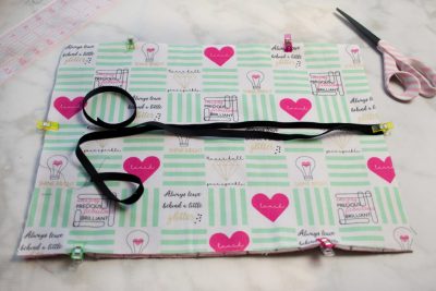 Free Make Up Brush Roll Sewing Tutorial by Sweet Red Poppy. Learn how to sew a make up brush roll case, could also be used for a jewelry roll. Great gift for travelers