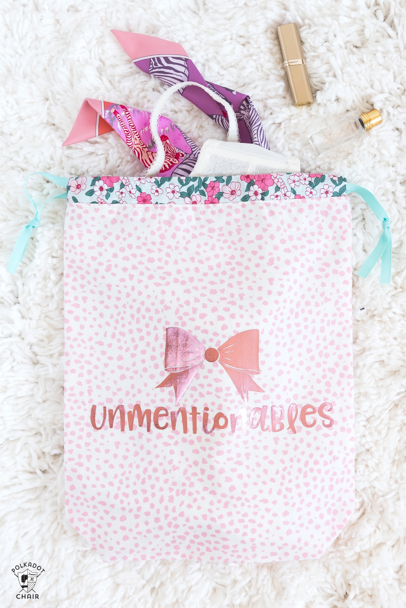 Free tutorial and Lined Drawstring Bag Sewing Pattern - how to sew a reversible drawstring bag and add cute sayings to the front! Includes free cricut cut file downloads #sewing #sewingpattern #drawstringbag #laundrybag #cricut #cricutmade #ad