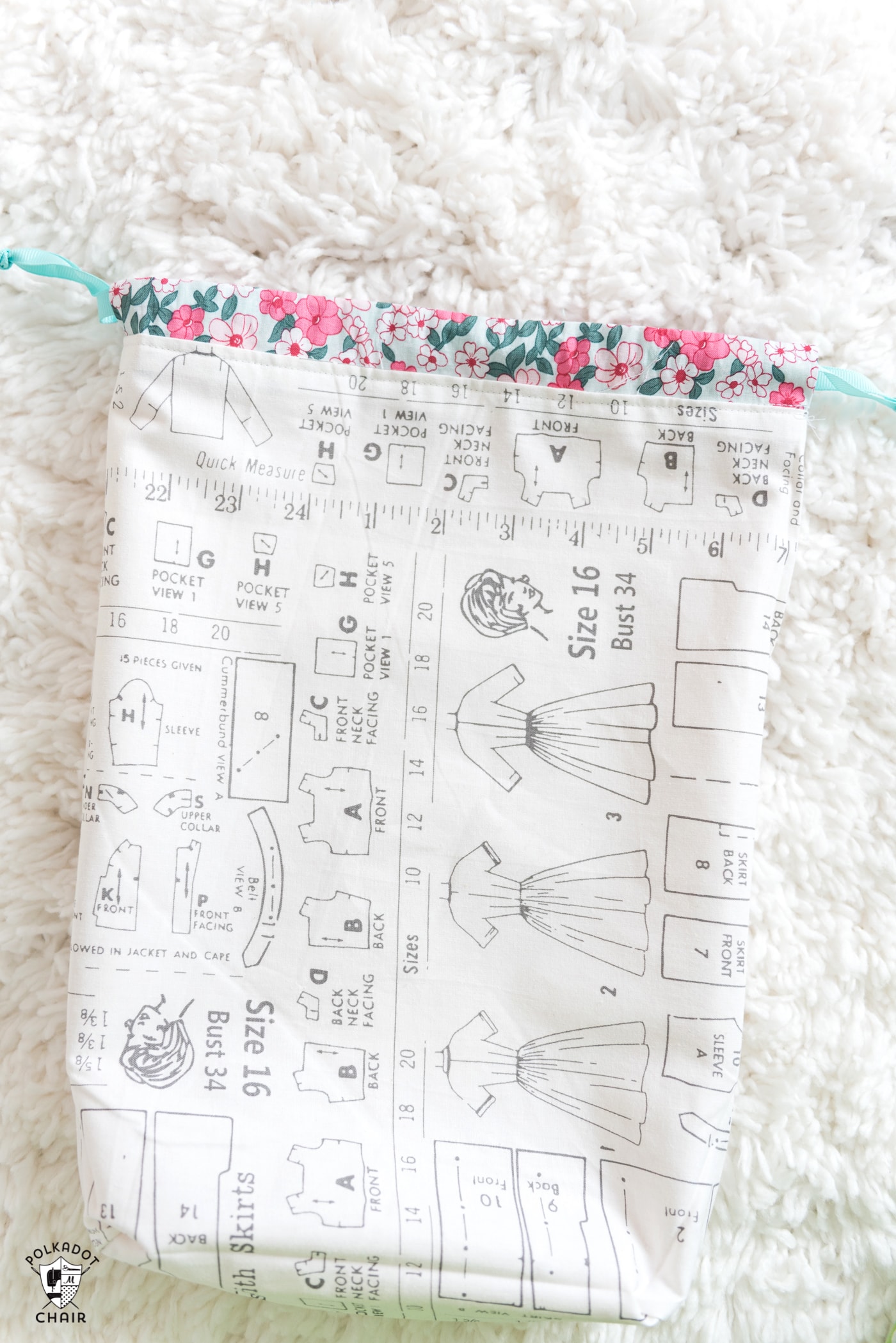 Free tutorial and Lined Drawstring Bag Sewing Pattern - how to sew a reversible drawstring bag and add cute sayings to the front! Includes free cricut cut file downloads #sewing #sewingpattern #drawstringbag #laundrybag #cricut #cricutmade #ad