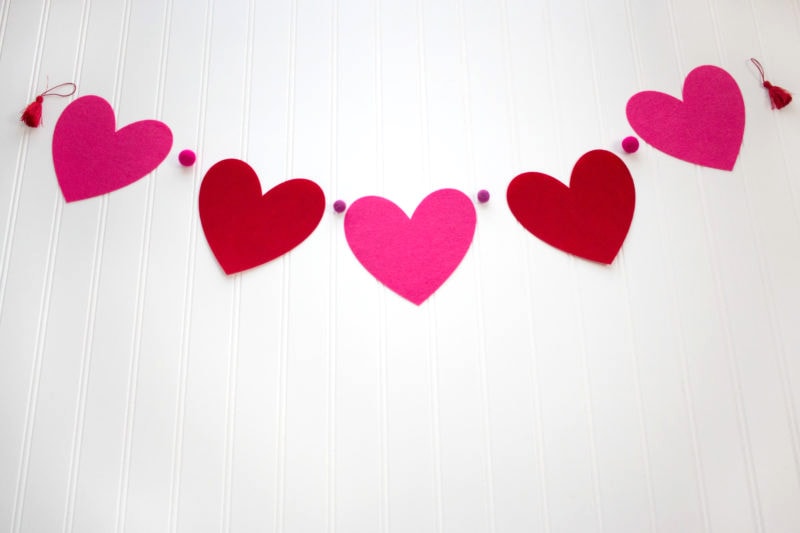 How to make a heart banner - a cute Valentine's Day craft idea. Use this heart banner tutorial to make some easy diy Valentine's decorations #ValentinesCrafts #DIYValentines #ValentinesDay #HeartBanner #BannerTutorial