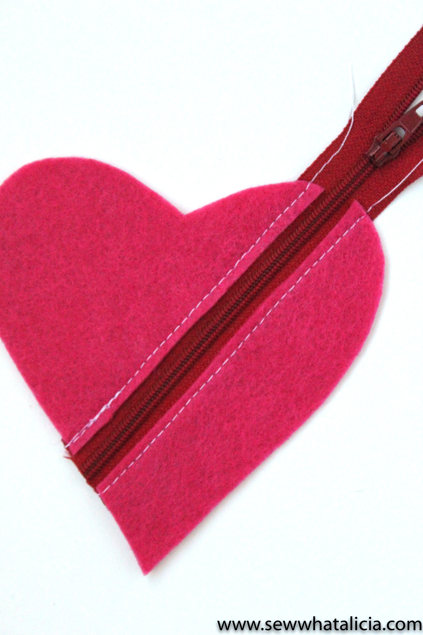 Felt Heart DIY Earbud Pouch - a free tutorial, makes a cute easy to make Valentine's Day gift. #earbudpouch #DIYearbudpouch #valentinesdaycrafts #valentinesdaygifts #diyvalentines #sewingproject #sewingpattern