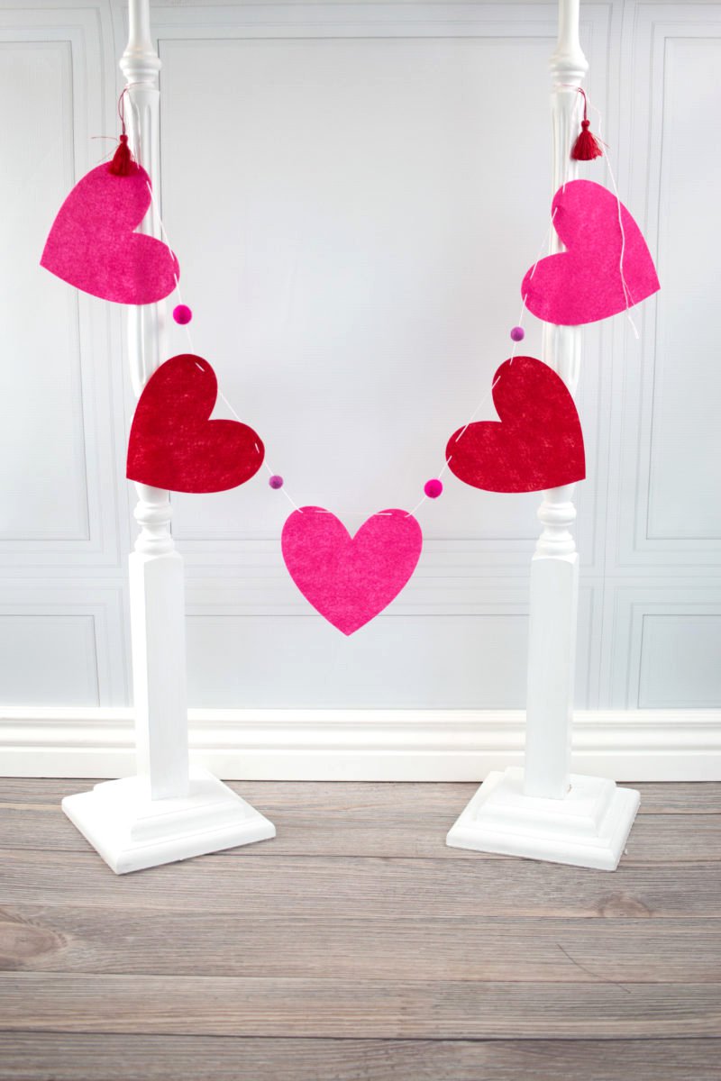 How to make a heart banner - a cute Valentine's Day craft idea. Use this heart banner tutorial to make some easy diy Valentine's decorations #ValentinesCrafts #DIYValentines #ValentinesDay #HeartBanner #BannerTutorial