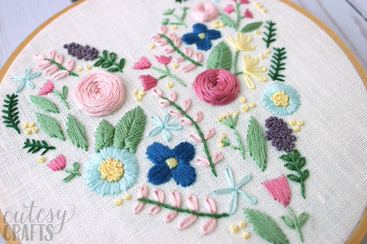 Learn hand embroidery stitches with this beautiful free floral heart embroidery pattern #embroiderypattern #handembroidery #embroideredflowers #embroiderystitches #handembroiderystitches