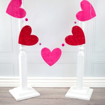 How to make a heart banner - a cute Valentine's Day craft idea. Use this heart banner tutorial to make some easy diy Valentine's decorations #ValentinesCrafts #DIYValentines #ValentinesDay #HeartBanner #BannerTutorial
