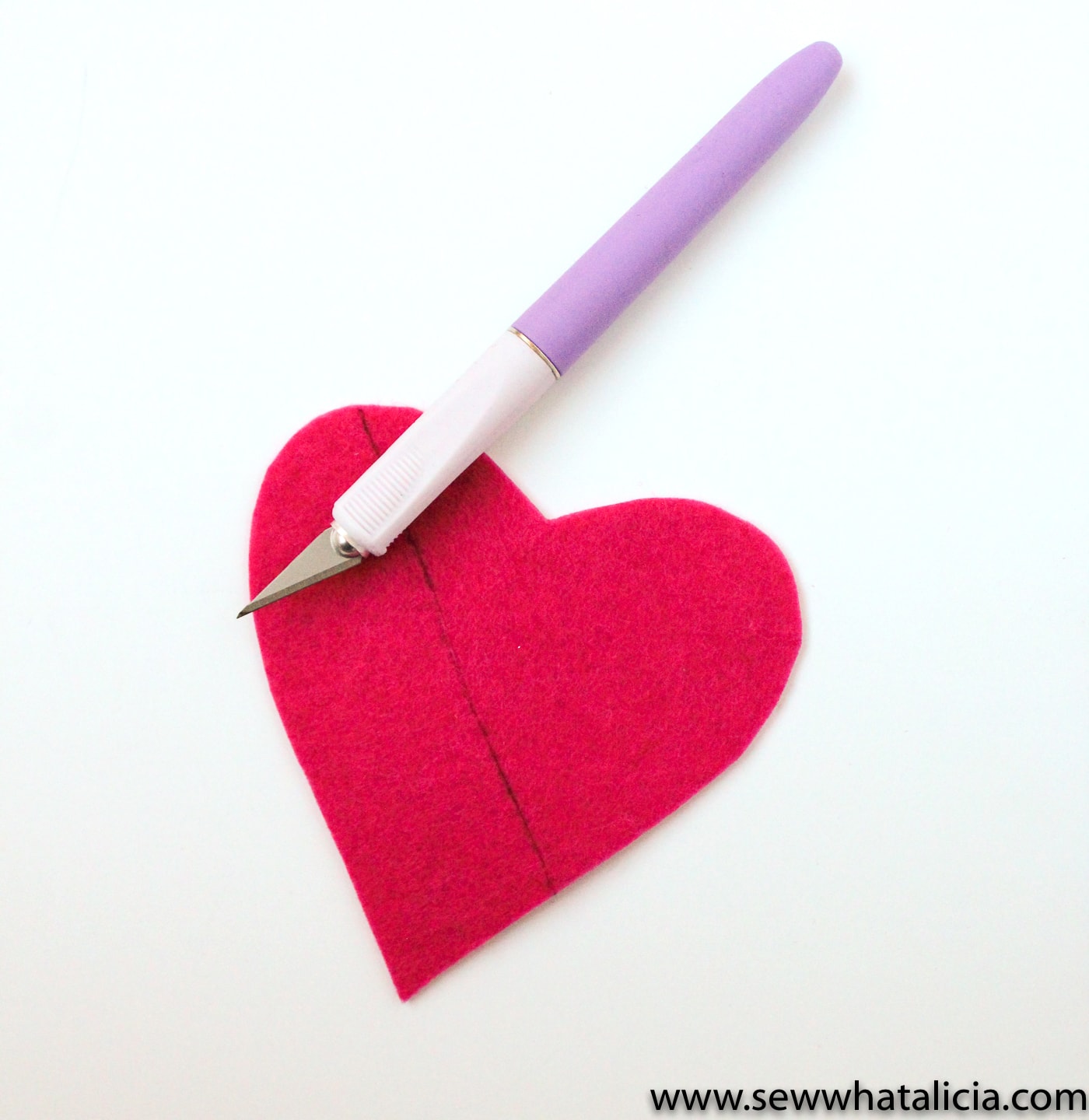 Felt Heart DIY Earbud Pouch - a free tutorial, makes a cute easy to make Valentine's Day gift. #earbudpouch #DIYearbudpouch #valentinesdaycrafts #valentinesdaygifts #diyvalentines #sewingproject #sewingpattern