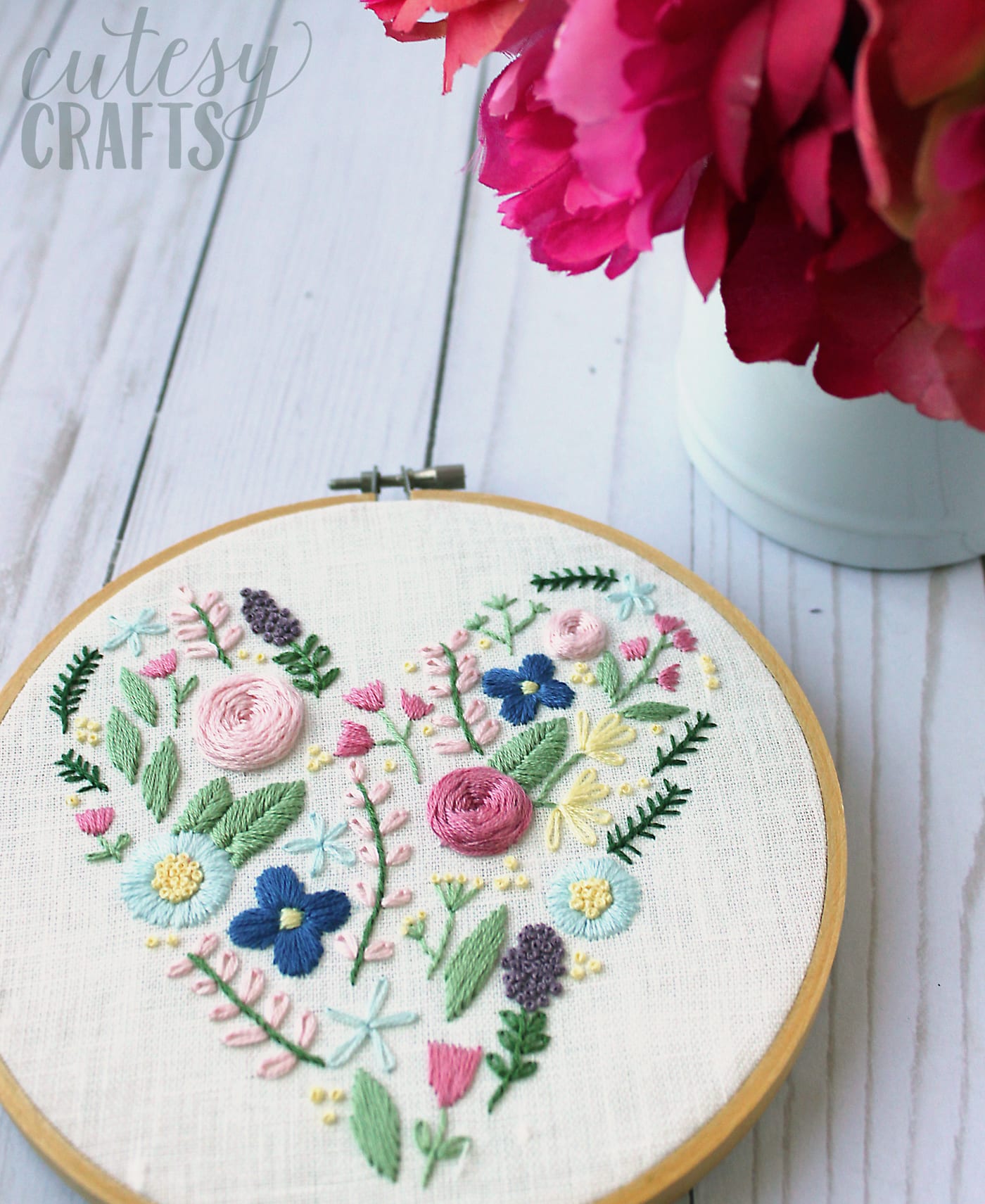 Learn hand embroidery stitches with this beautiful free floral heart embroidery pattern #embroiderypattern #handembroidery #embroideredflowers #embroiderystitches #handembroiderystitches