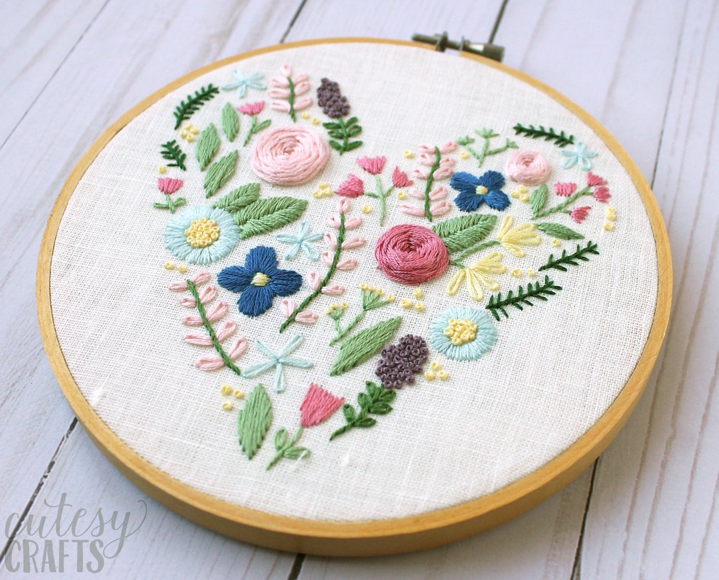 Learn hand embroidery stitches with this beautiful free floral heart embroidery pattern #embroiderypattern #handembroidery #embroideredflowers #embroiderystitches #handembroiderystitches