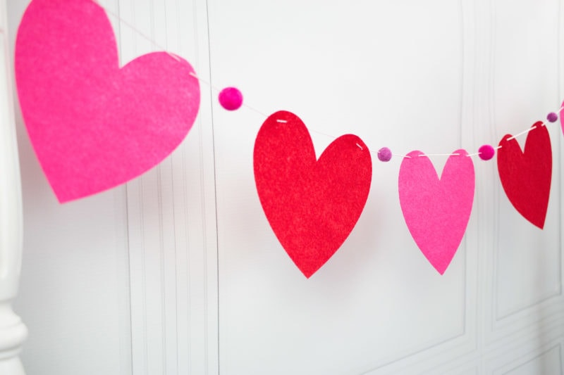 How to make a heart banner - a cute Valentine's Day craft idea. Use this heart banner tutorial to make some easy diy Valentine's decorations #ValentinesCrafts #DIYValentines #ValentinesDay #HeartBanner #BannerTutorial