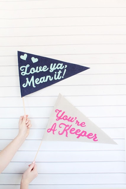 More than 13 DIY Canvas Banner and Pennant Tutorials. So many cute ideas for fun craft projects! #canvasbanner #canvaspennant #DIY #tutorial #diycanvasbanner