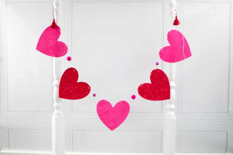 How to make a heart banner - a cute Valentine's Day craft idea. Use this heart banner tutorial to make some easy diy Valentine's decorations #ValentinesCrafts #DIYValentines #ValentinesDay #HeartBanner #BannerTutorial