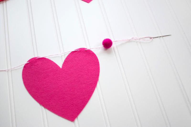How to make a heart banner - a cute Valentine's Day craft idea. Use this heart banner tutorial to make some easy diy Valentine's decorations #ValentinesCrafts #DIYValentines #ValentinesDay #HeartBanner #BannerTutorial