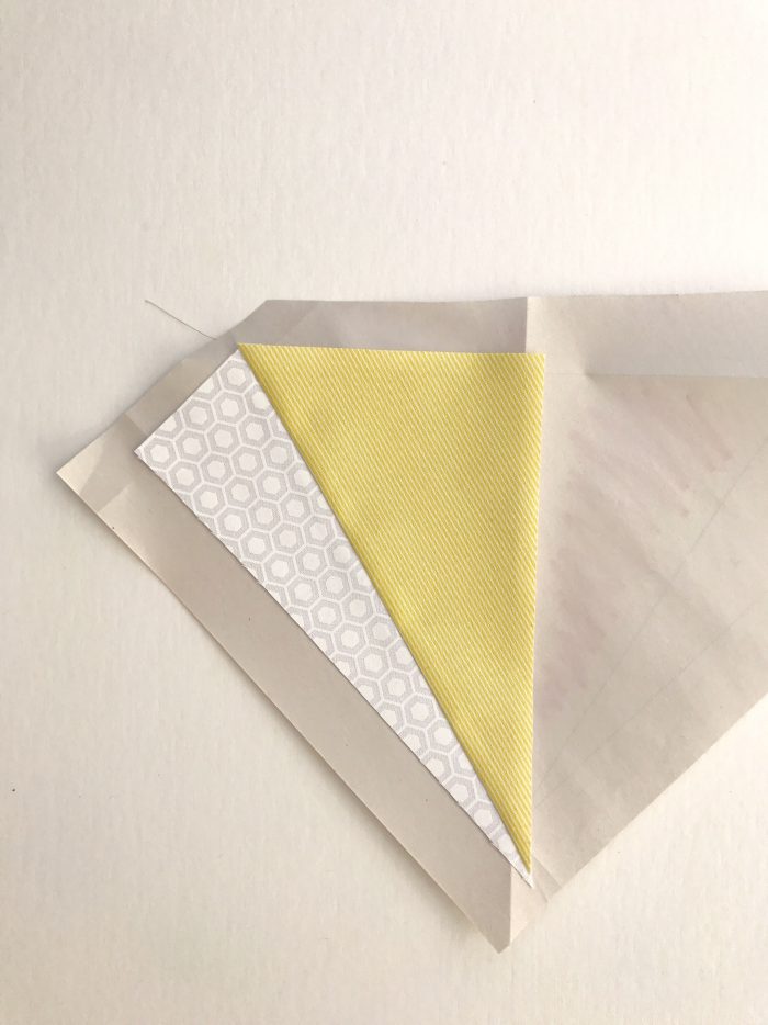 Learn how to foundation paper piece with this free kite paper piecing pattern. #quilts #quilting #fpp #foundationpaperpiecing #tutorial #freequiltpattern 