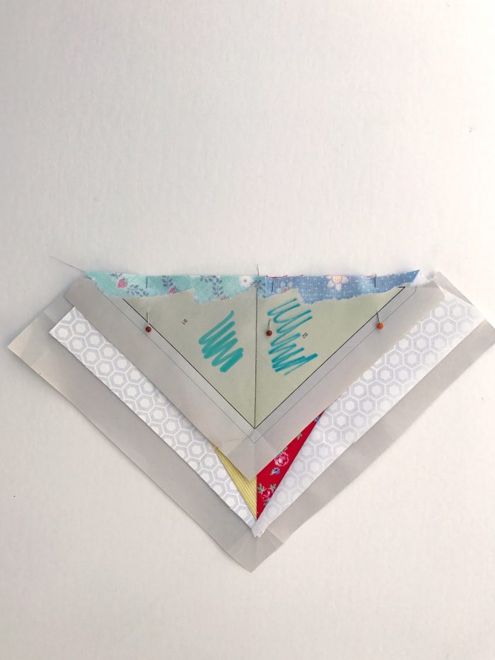 Learn how to foundation paper piece with this free kite paper piecing pattern. #quilts #quilting #fpp #foundationpaperpiecing #tutorial #freequiltpattern 