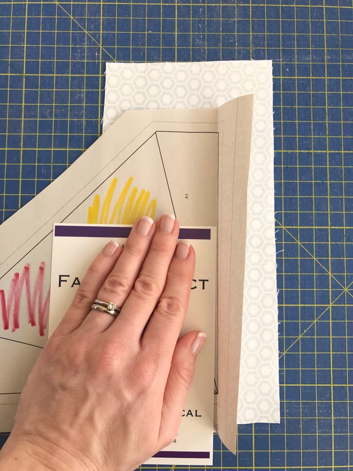 Learn how to foundation paper piece with this free kite paper piecing pattern. #quilts #quilting #fpp #foundationpaperpiecing #tutorial #freequiltpattern 