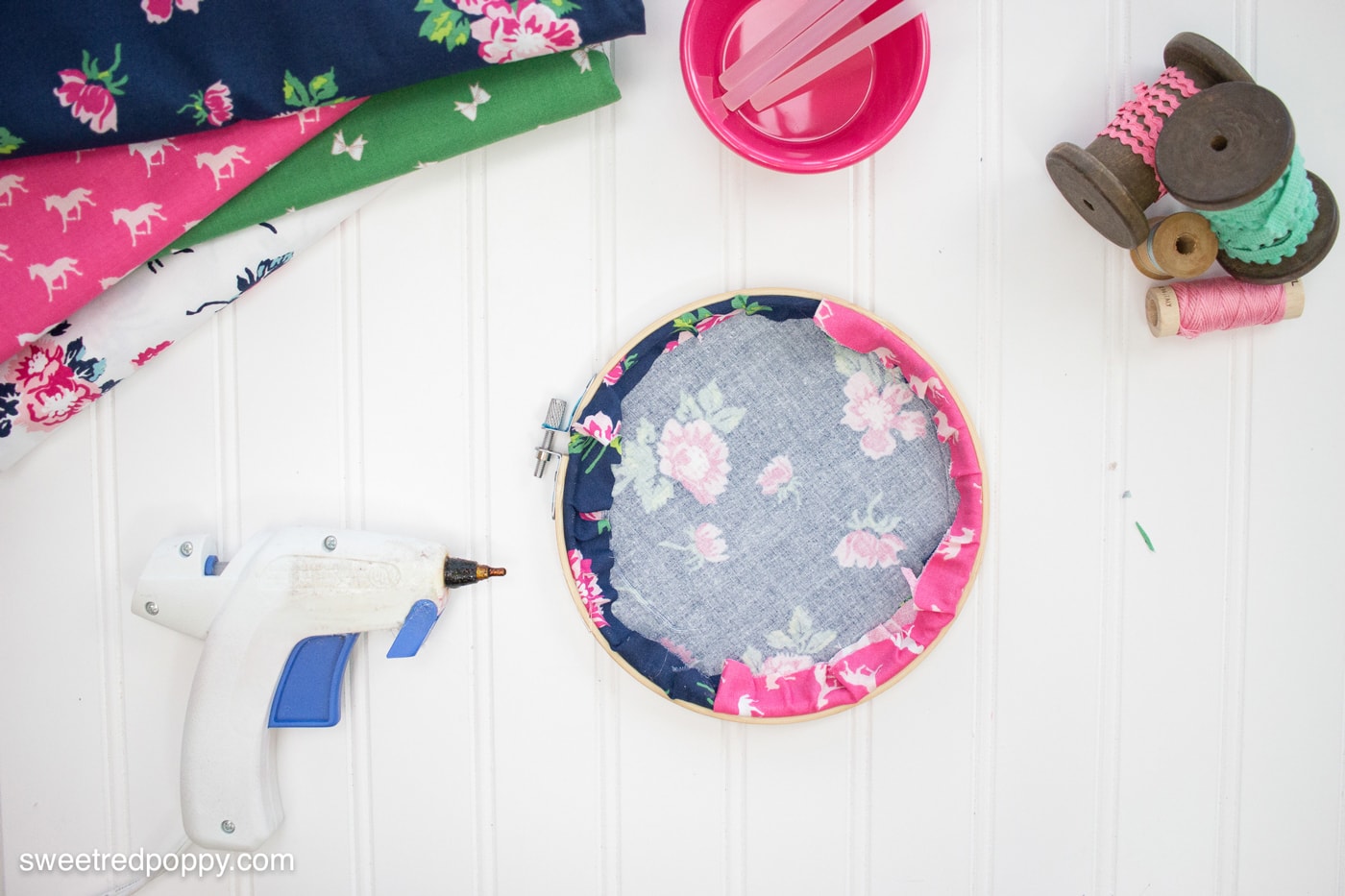 How to make an embroidery hoop hanging wall organizer