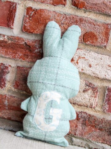 How to sew a stuffed bunny. A free sewing pattern.