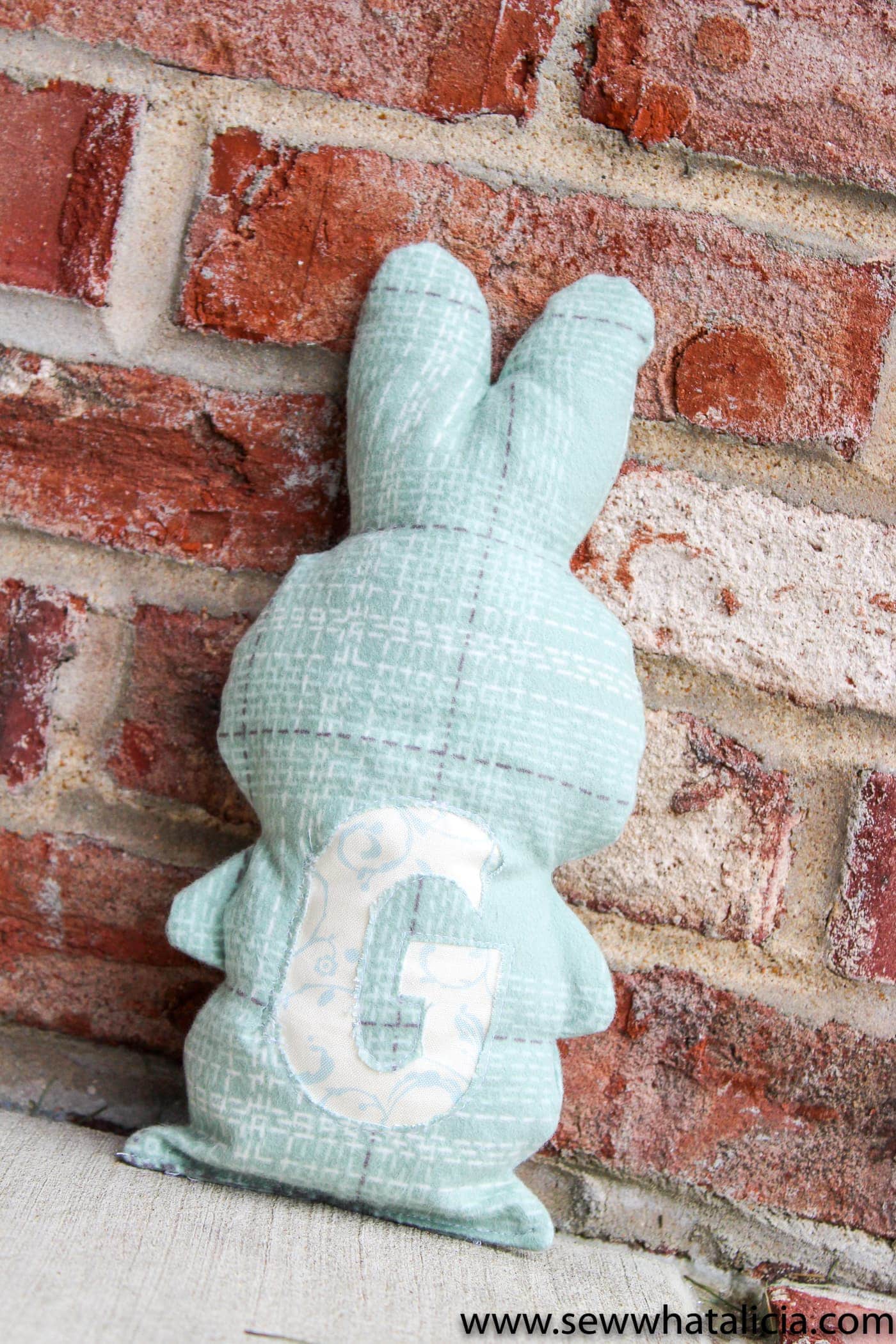 How to sew a stuffed bunny. A free sewing pattern.