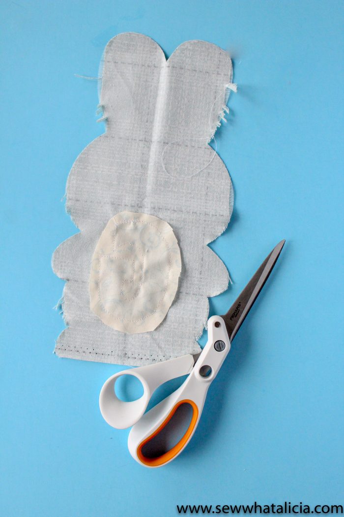 How to sew a stuffed bunny. A free sewing pattern.