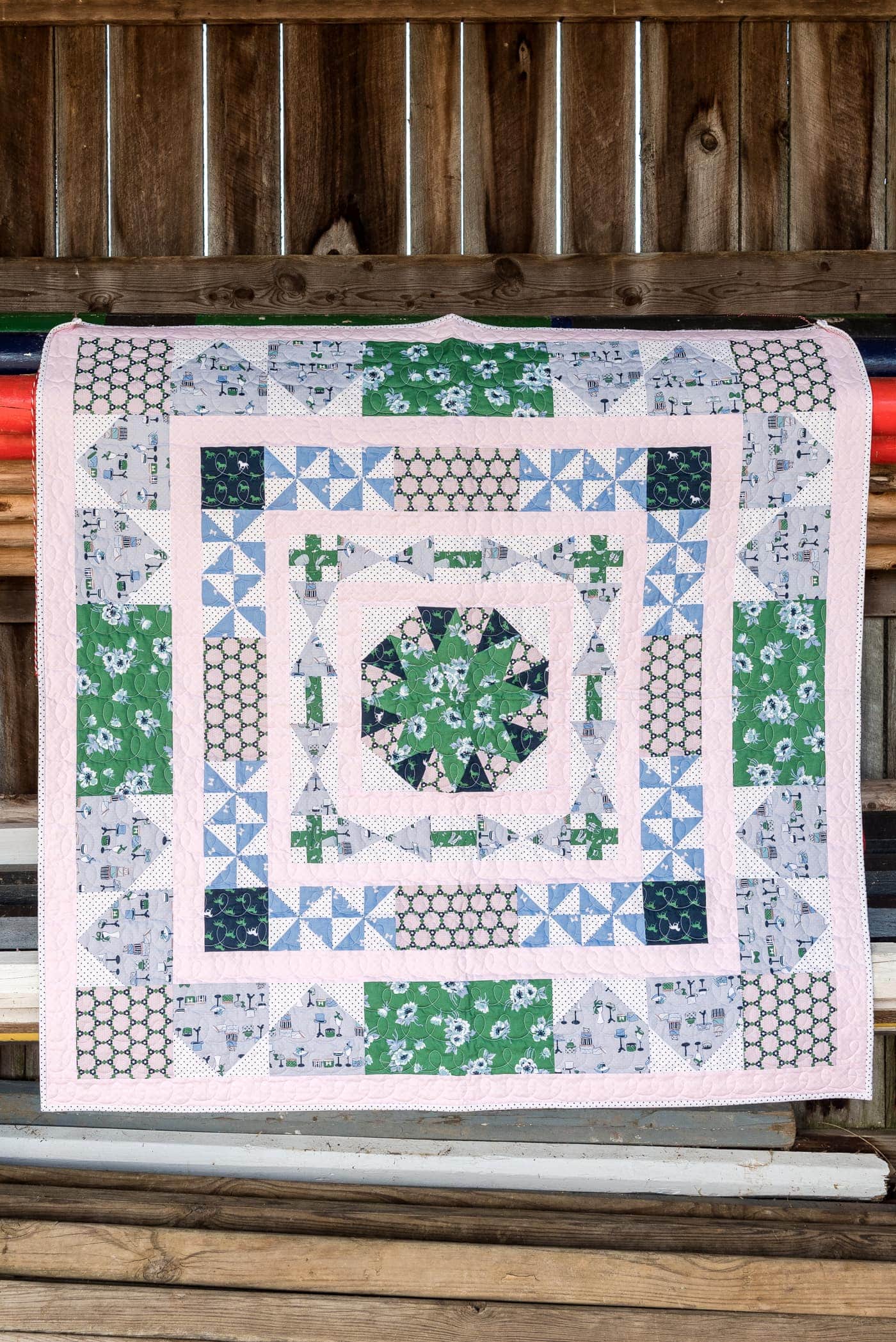 Learn how to make a medallion quilt; the Derby Days Medallion Quilt pattern, a free quilt pattern