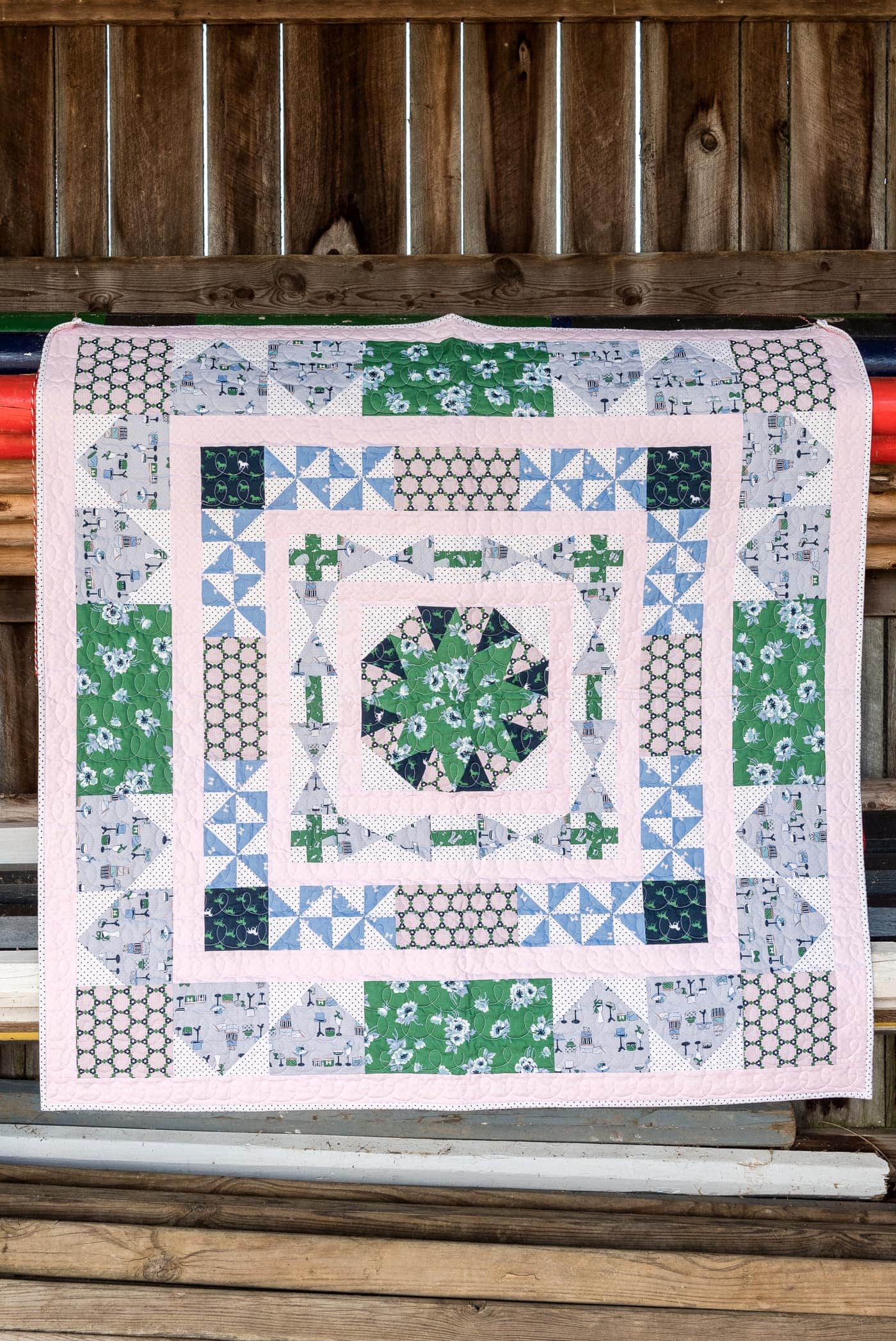 Learn how to make a medallion quilt; the Derby Days Medallion Quilt pattern, a free quilt pattern 