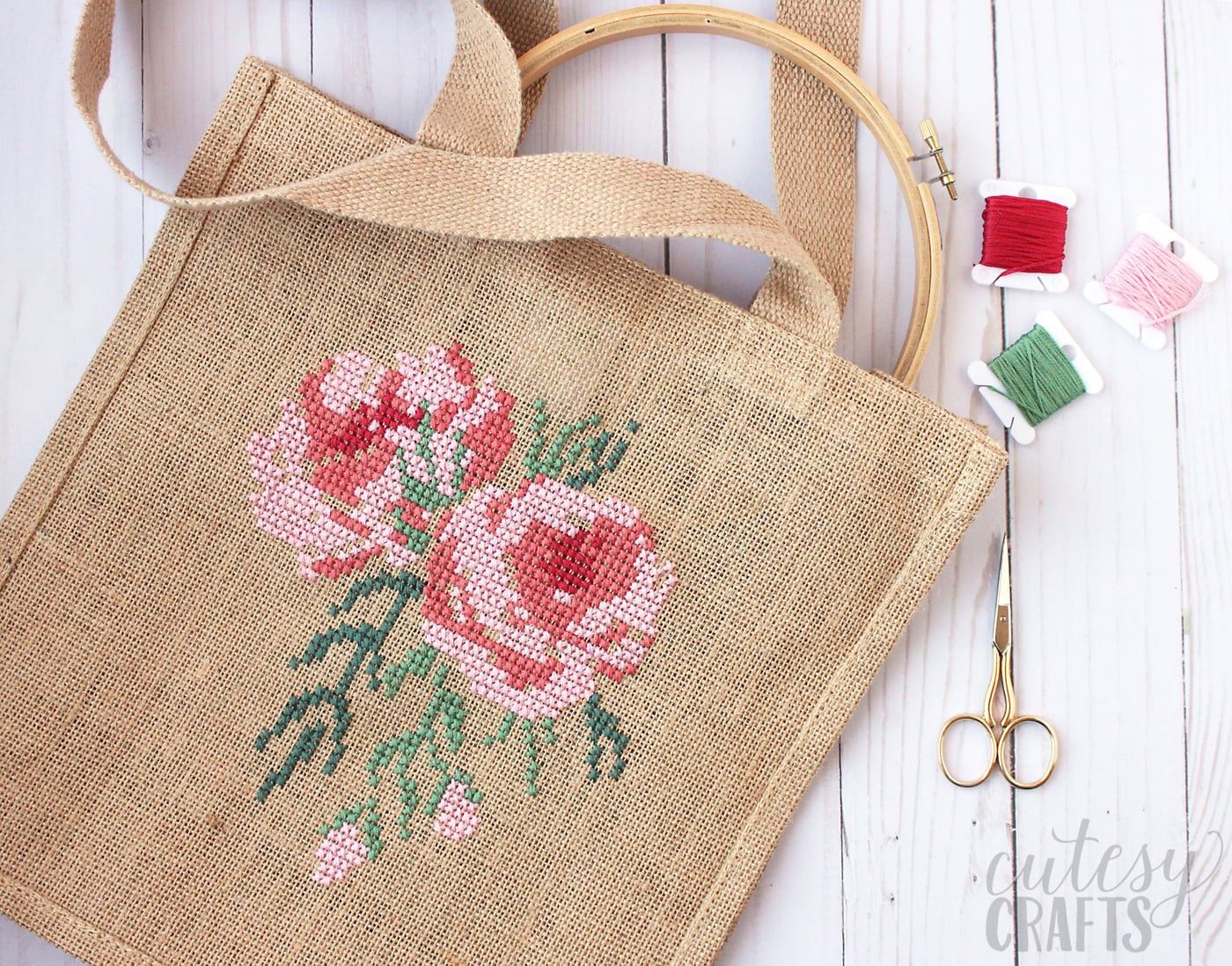 Free pattern for a Cross Stitch Burlap Bag - learn how to cross stitch a rose on a burlap bag #crossstitch #crossstitchrose #crossstitchpattern