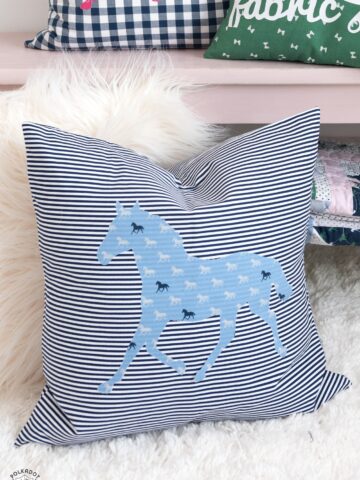 How to sew a horse applique pillow, a free sewing pattern using Derby Day fabrics. DIY horse pillow pattern, sewing projects for beginners