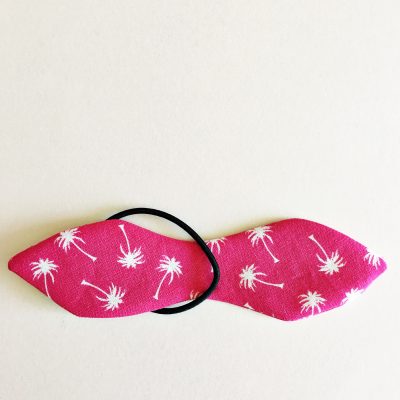 How to make hair ties with fabric - a free tutorial to make knotted hair ties. #sewingtutorial #sewingpatterns #DIY #hairties #knottedhairties #fabrichairties #freesewingpattern