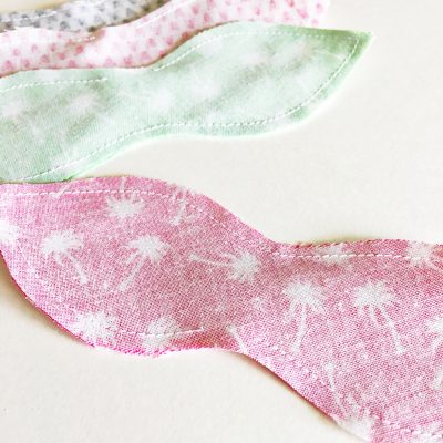 How to make hair ties with fabric - a free tutorial to make knotted hair ties. #sewingtutorial #sewingpatterns #DIY #hairties #knottedhairties #fabrichairties #freesewingpattern