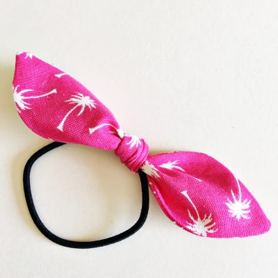 How to make hair ties with fabric - a free tutorial to make knotted hair ties. #sewingtutorial #sewingpatterns #DIY #hairties #knottedhairties #fabrichairties #freesewingpattern