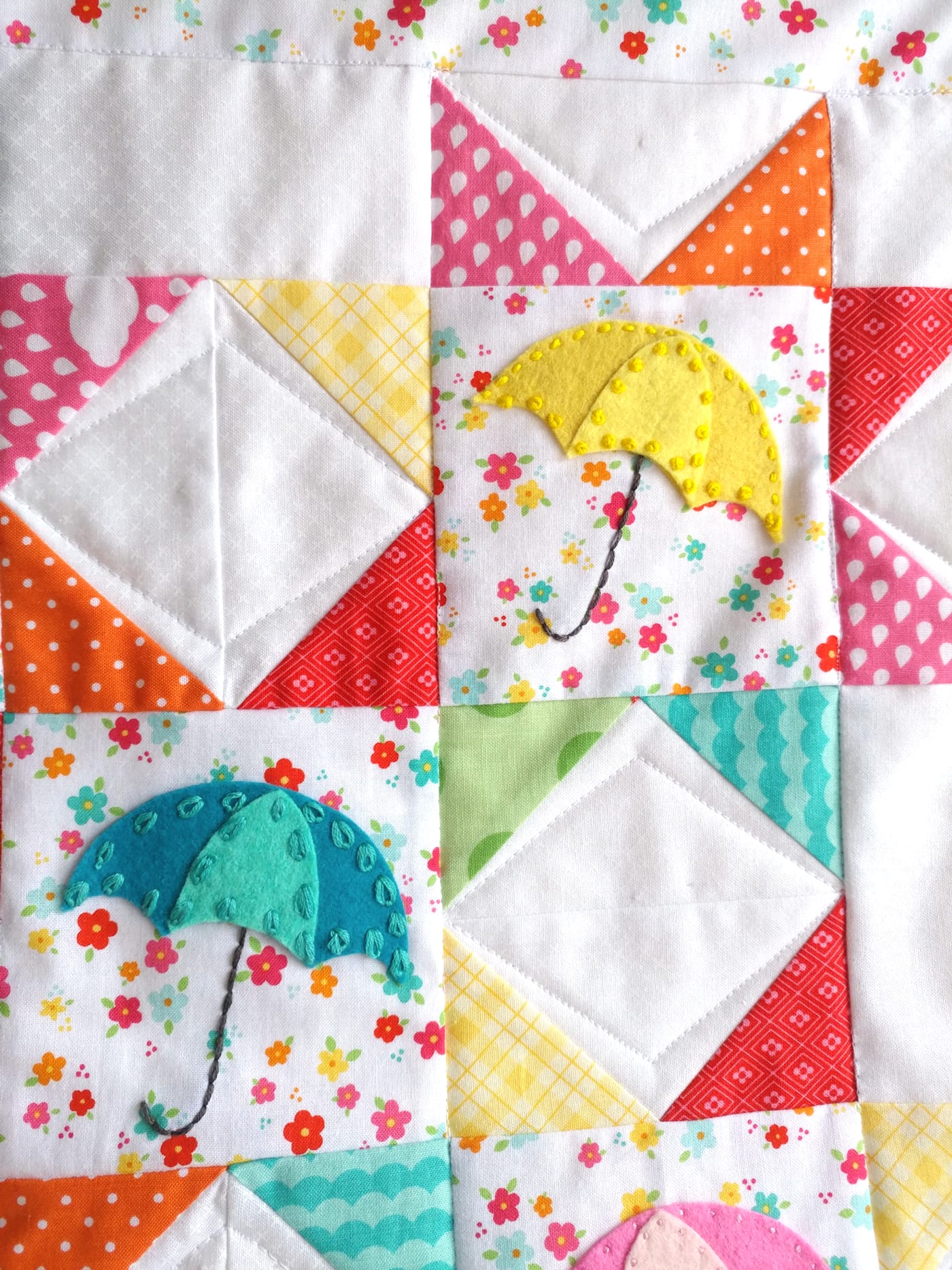 Free Springtime Showers Mini Quilt Pattern; would also be a cute DIY pillow for Spring. #miniquilt #miniquiltpattern