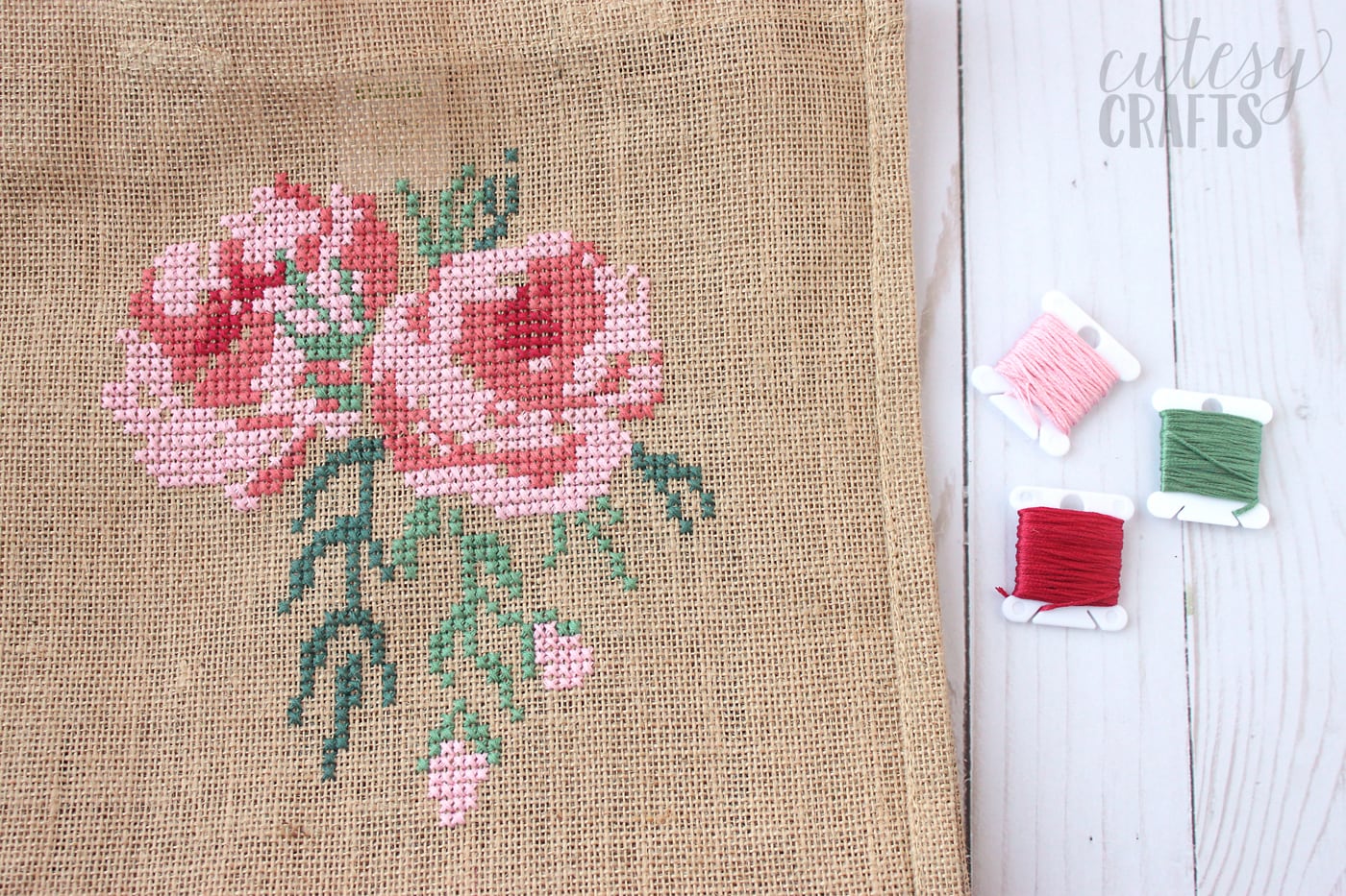 Free pattern for a Cross Stitch Burlap Bag - learn how to cross stitch a rose on a burlap bag #crossstitch #crossstitchrose #crossstitchpattern