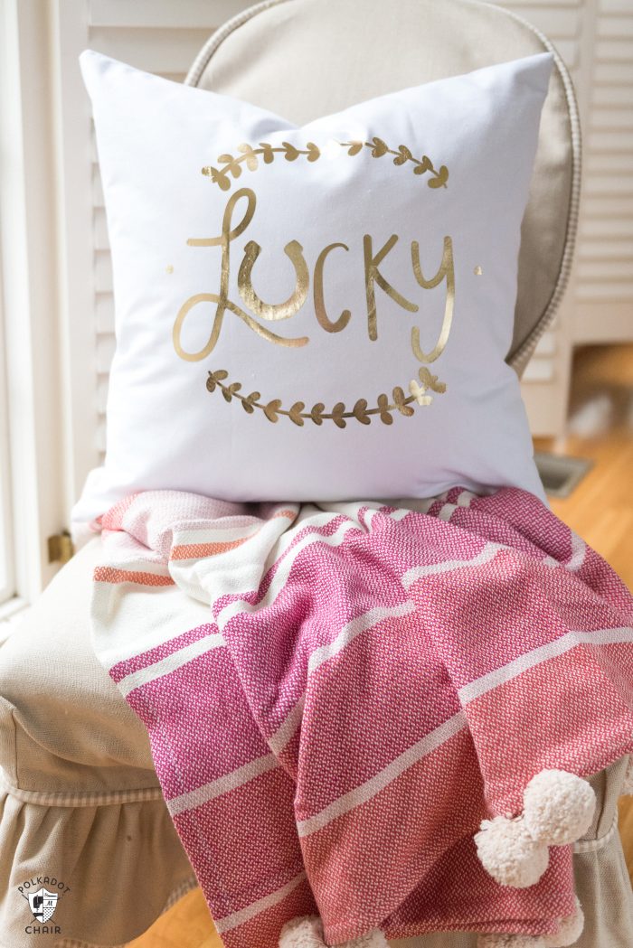 Kentucky Derby Craft ideas and free svg file for a Lucky Pillow to make your own pillow cover #CricutMade #Derby #KentuckyDerbyCrafts #CraftIdeas #DIYPillowCover