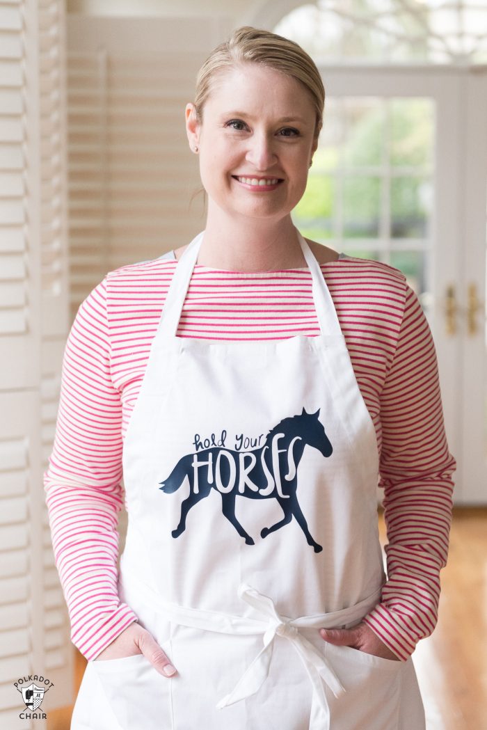 Hold your Horses DIY Apron tutorial, a fun Kentucky Derby Craft idea - #derbycrafts #derbycraftideas #kentuckyderby #DIY #DIYApron #CricutMade #SVGFiles #HorseSVGFiles