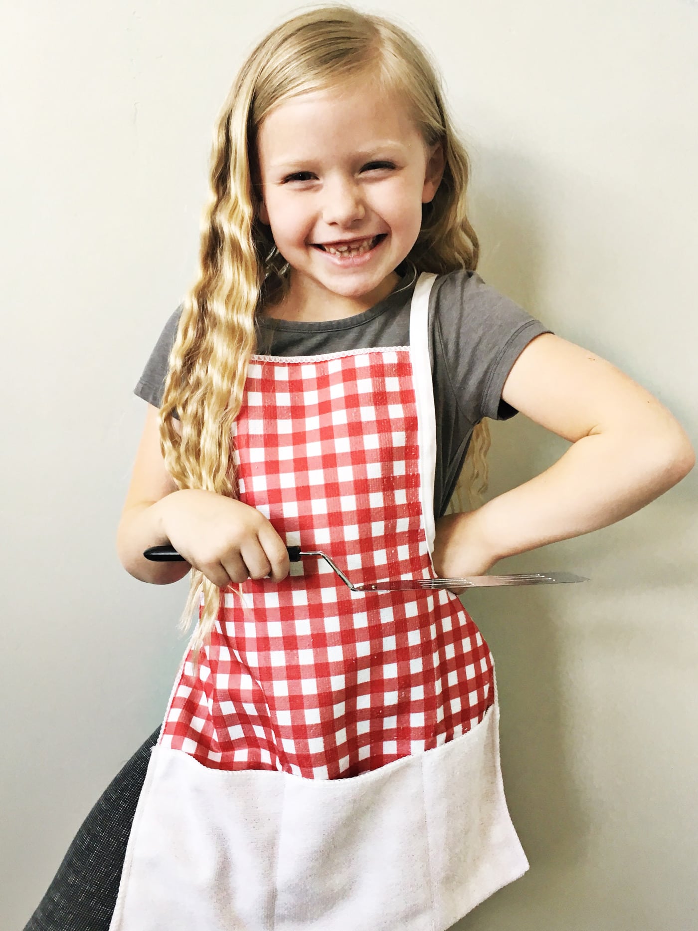 Kids BBQ Apron Pattern - a free tutorial to make a childs apron, perfect for summer! Simple kids apron pattern. #kidssewing #bbqapron #childsapron #kidsapron #sewingtutorial #sewingpattern #freesewingpattern #bbqapronpattern