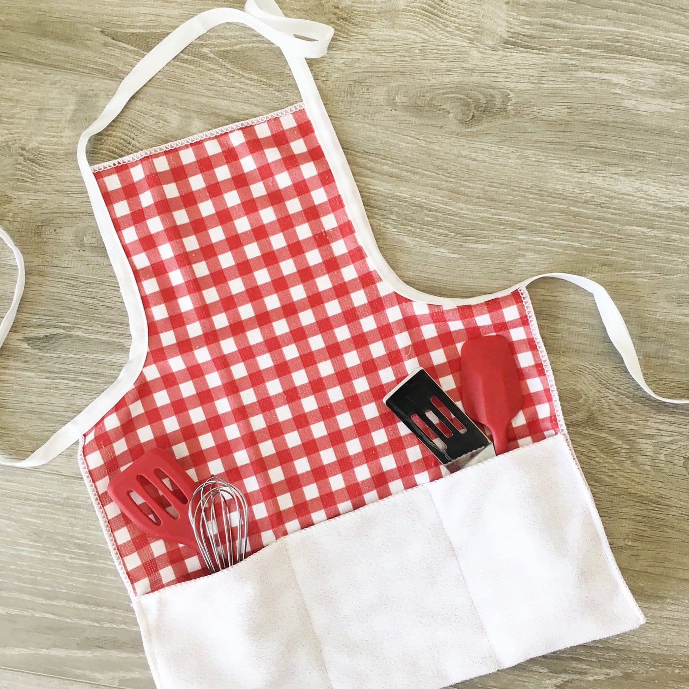 Kids BBQ Apron Pattern - a free tutorial to make a childs apron, perfect for summer! Simple kids apron pattern. #kidssewing #bbqapron #childsapron #kidsapron #sewingtutorial #sewingpattern #freesewingpattern #bbqapronpattern
