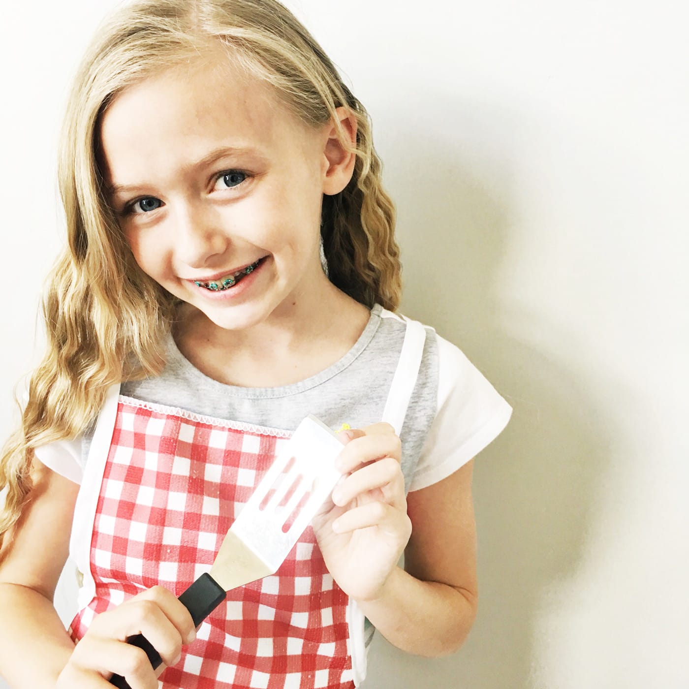 Kids BBQ Apron Pattern - a free tutorial to make a childs apron, perfect for summer! Simple kids apron pattern. #kidssewing #bbqapron #childsapron #kidsapron #sewingtutorial #sewingpattern #freesewingpattern #bbqapronpattern