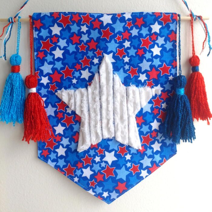 Chenille Star Banner Sewing Tutorial, a free 4th of July Craft idea, makes such a cute fourth of July decoration! #4thofjuly #4thofjulycrafts #4thofjulysewing #smallsewingproject