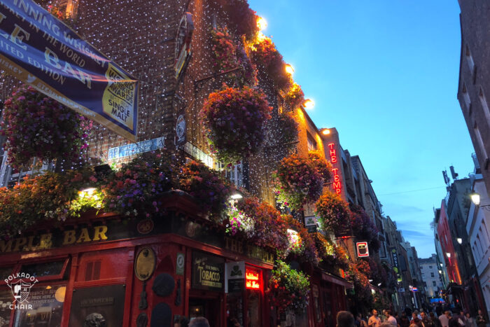 temple bar at night