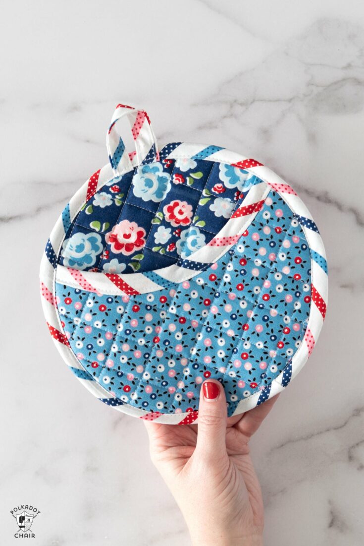 How to Make Round Quilted Potholders & Free Baking Gift Tag Printable